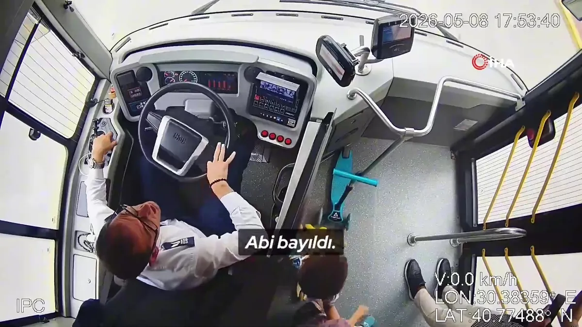 Şoför sürdü, sağlık çalışanı müdahale etti: Otobüsteki panik anları kamerada | Video videosunu izle Şoför sürdü, sağlık çalışanı müdahale etti: Otobüsteki panik anları kamerada | Video videosunu izle
