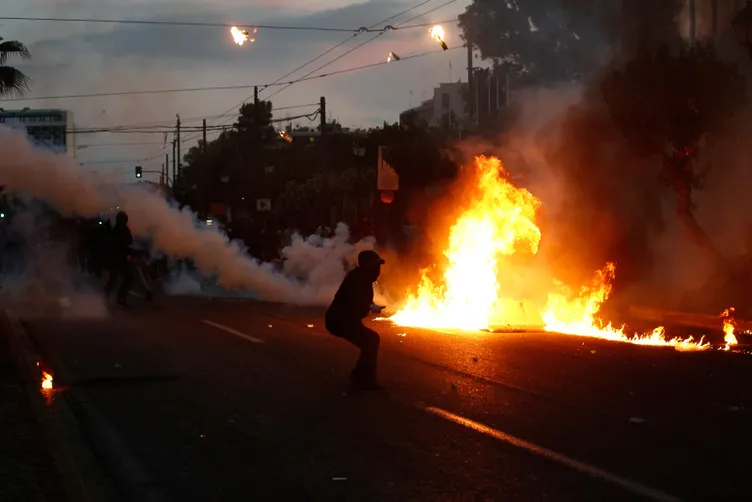 Son dakika: Yunanistan'da sokaklar karıştı! Amerika'daki George Floyd öfkesi Komşu'ya da sıçradı...