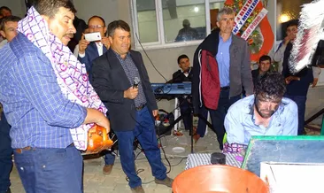 Köy düğününde motorlu testere ile tıraş