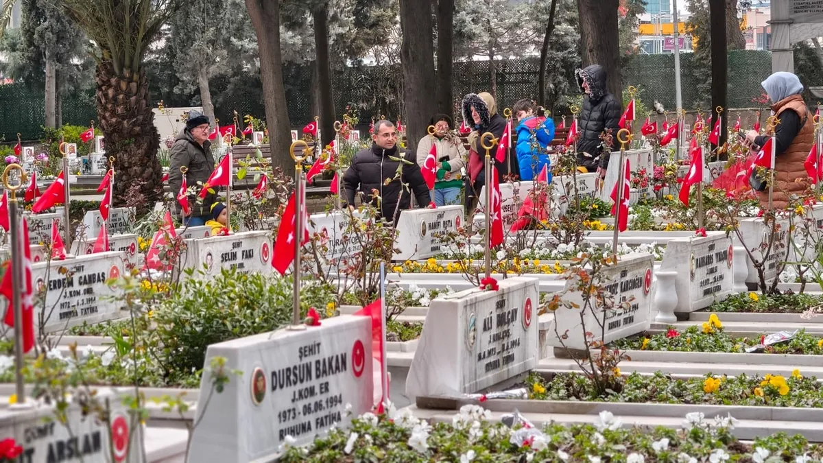 Arefe günü yürek burkan ziyaret: Şehitler unutulmadı Arefe günü yürek burkan ziyaret: Şehitler unutulmadı