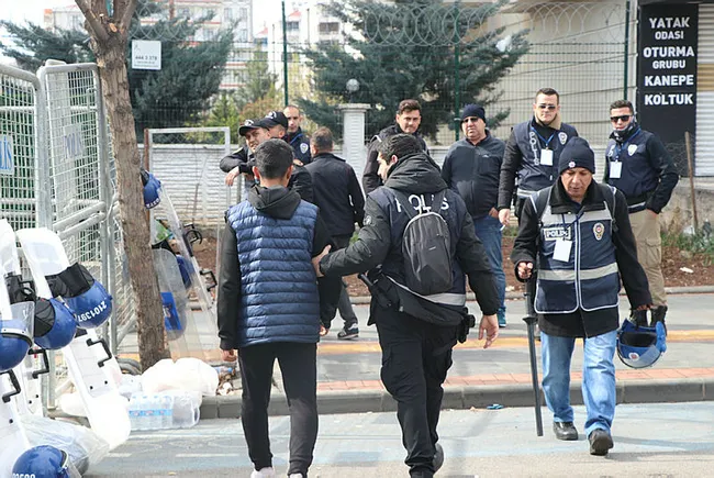CHP'li Sezgin Tanrıkulu, HDP'lilerle saf tuttu: Bebek katili Öcalan'a özgürlük istediler