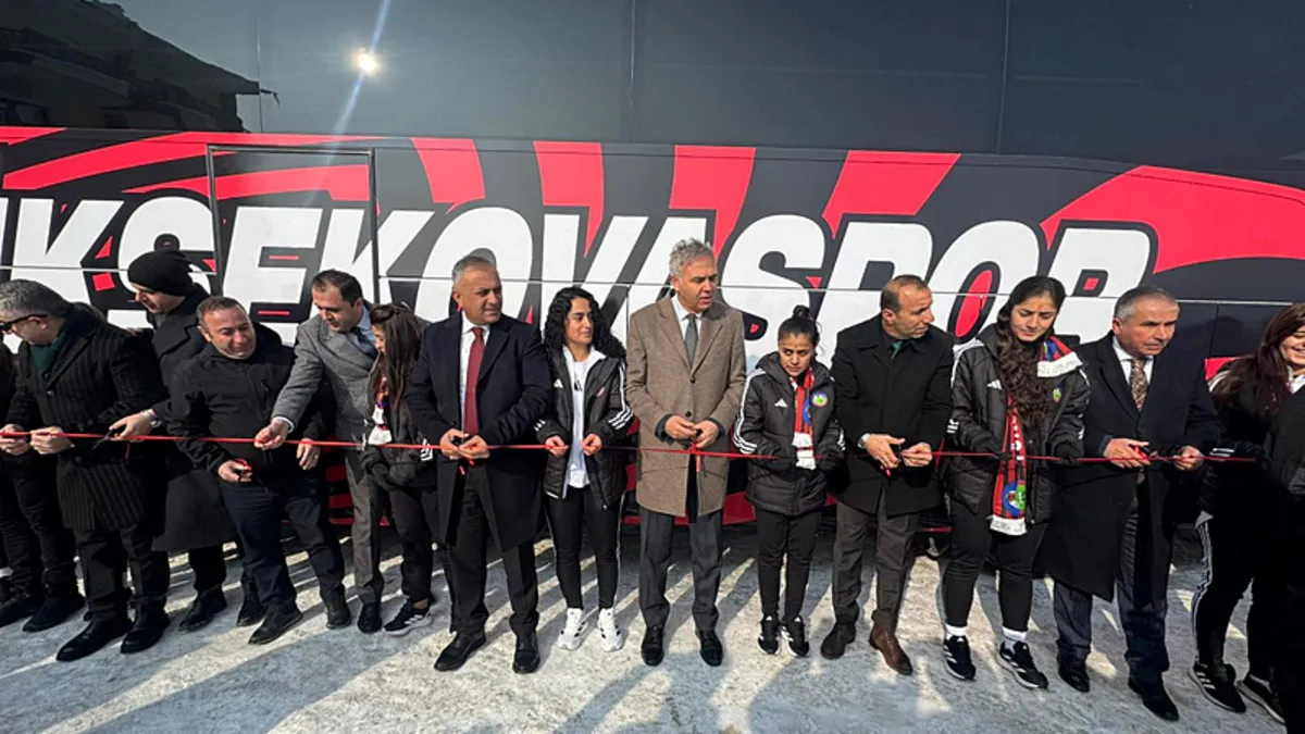 Başkan Erdoğan, TFF 1. Lig şampiyonu Yüksekovaspor Kadın Futbol Takımı’na otobüs hediye etti