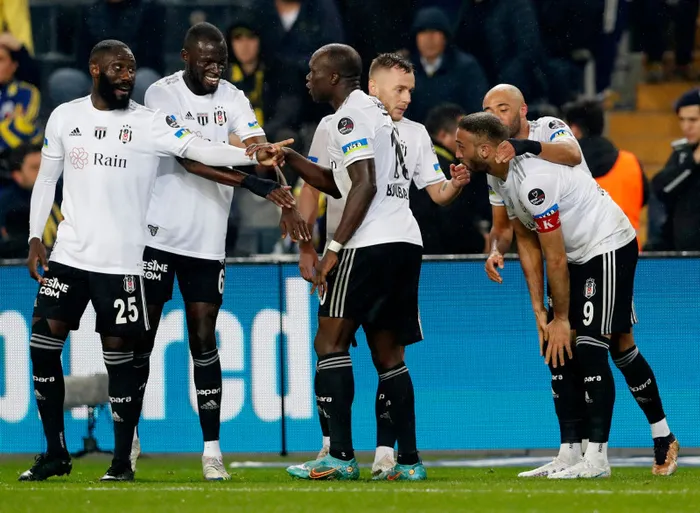 kadikoyde-taraftarlardan-flas-tepki-besiktas-derbisinde-ali-koc-istifa-sesleri-1680464133959.jpg