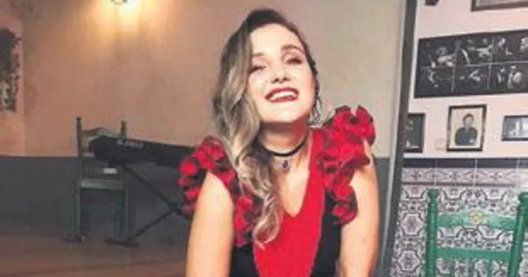 Hem söyleyip hem dekore edecek