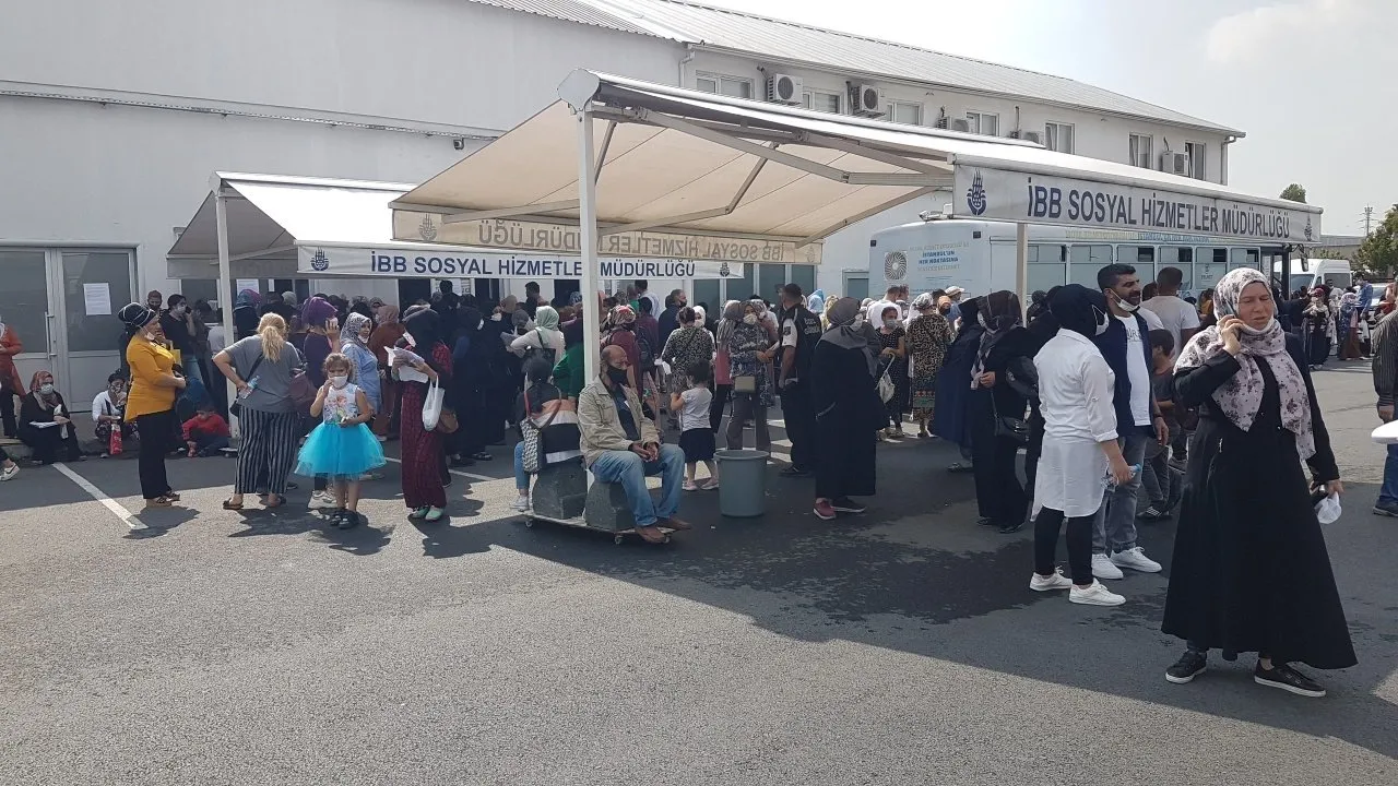 sosyal mesafesiz yardim kuyrugu galeri yasam