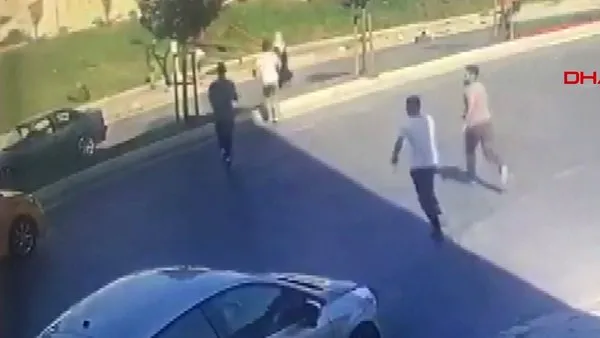 Son Dakika: İstanbul'da yapan otomobilin sürücüsünün araçtan dışarı fırladığı anlar kamerada | Video