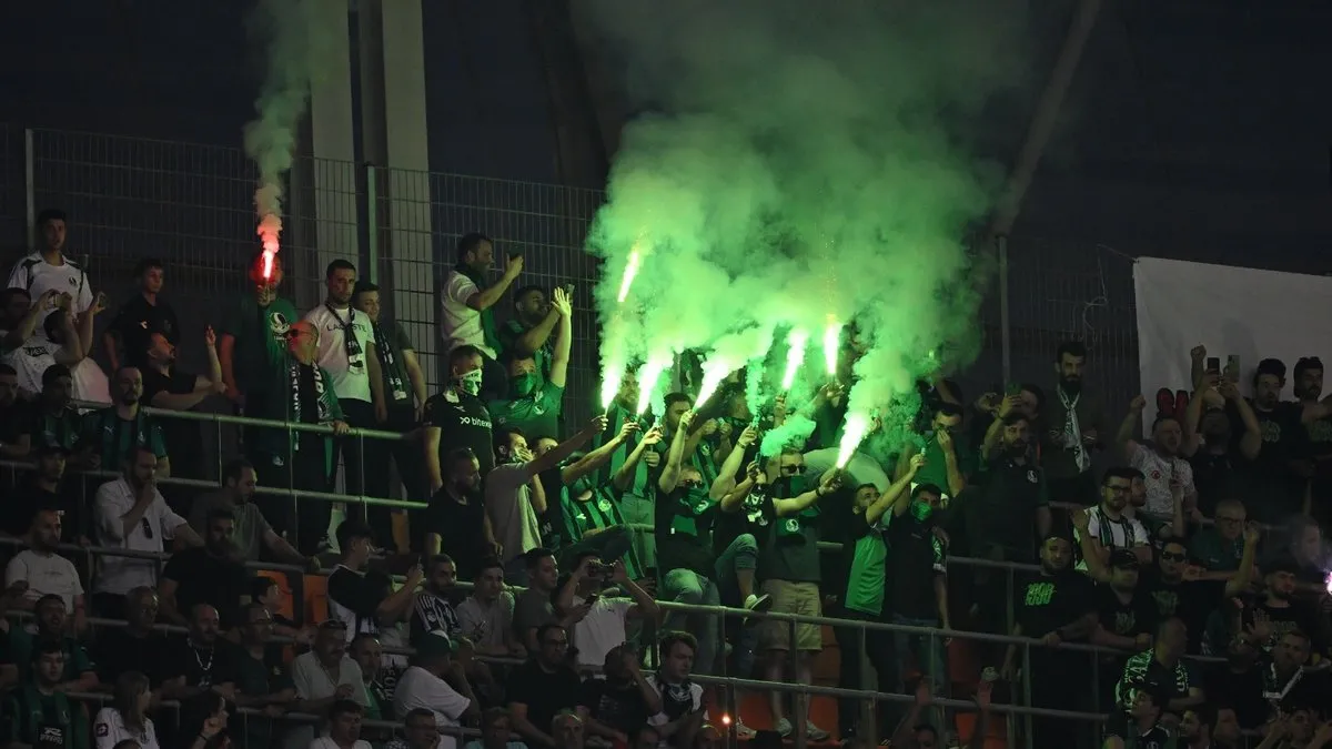 Final maçında meşaleleri taraftara ulaştıran 2 kişi gözaltına alındı