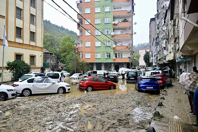 son-dakika-mega-el-nino-istanbulu-vurdu-uzmanlar-canli-yayinda-acikladi-3-aylik-yagis-bir-gunde-dustu-1792055246159.jpg