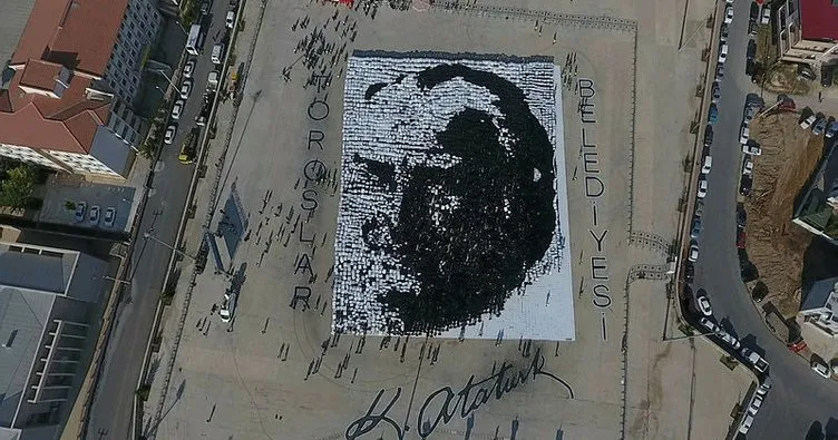 Mersin’de 7 bin 700 gönüllü, Ata’sını ’Canlı Atatürk Portresi’ oluşturarak andı