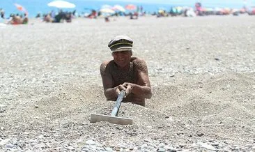 Yaşlı adam 40 derecede kendini kuma gömdürüp şifa aradı!