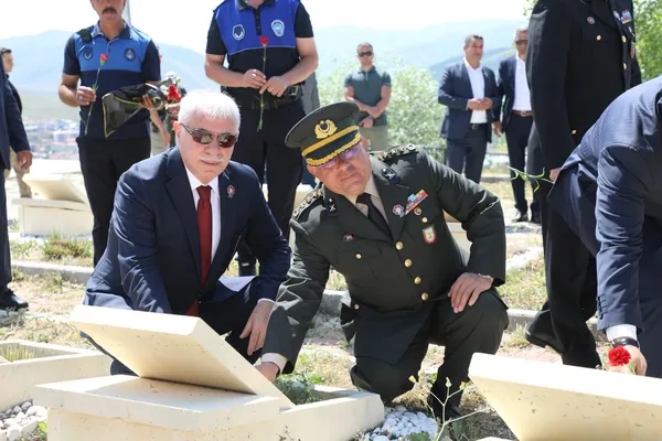 15-temmuz-sehitleri-10-yil-donumunde-dualarla-yad-edildi-1784122772421.jpg