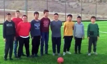 Halı saha kirlenmesin diye ayakkabılarını çıkardılar #adana Halı saha kirlenmesin diye ayakkabılarını çıkardılar #adana