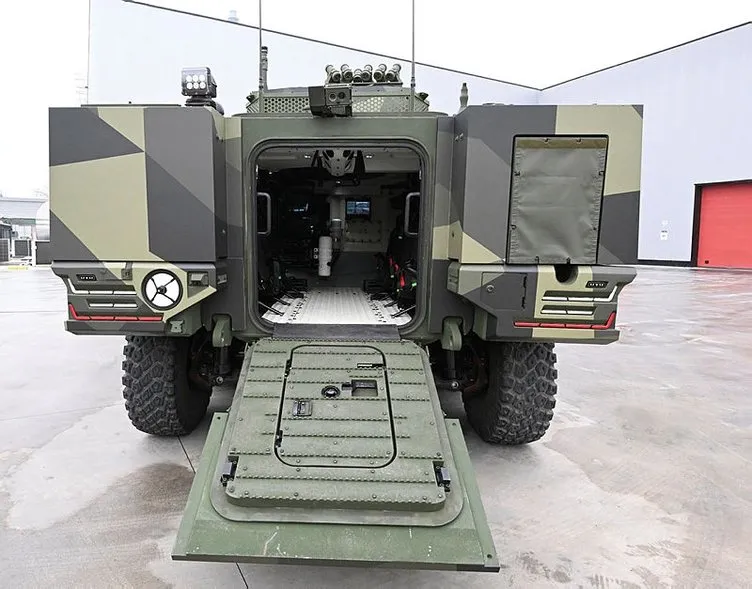 Türkiye'nin yerli motorlu ilk 8x8 aracı göreve hazır