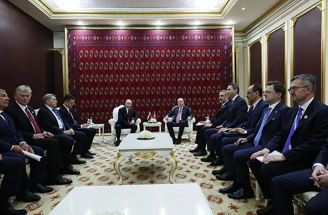 son-dakika-turkmenistanda-kritik-zirve-baskan-erdogan-ile-rusya-lideri-putin-bir-araya-geldi-1765537068359.jpeg