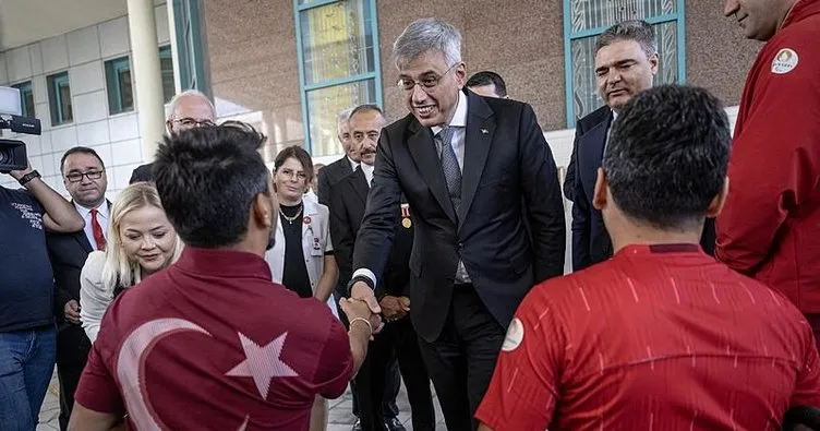 Bakan Memişoğlu, tedavi gören gazileri ziyaret etti
