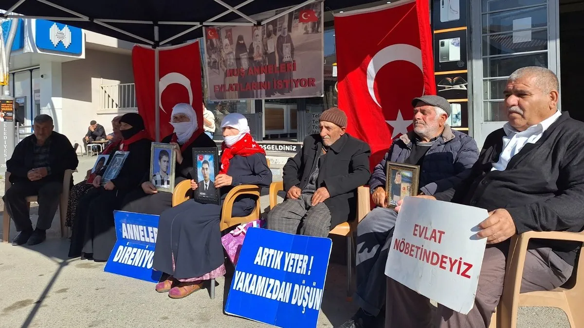 Muş’ta evlatlarına kavuşmak isteyen aileler, DEM Parti önündeki eylemlerini sürdürdü Muş’ta evlatlarına kavuşmak isteyen aileler, DEM Parti önündeki eylemlerini sürdürdü