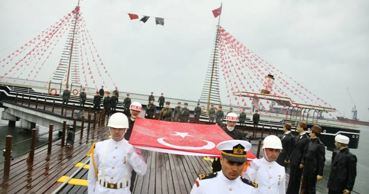 Türk bayrağı askerler tarafından karaya çıkarıldı