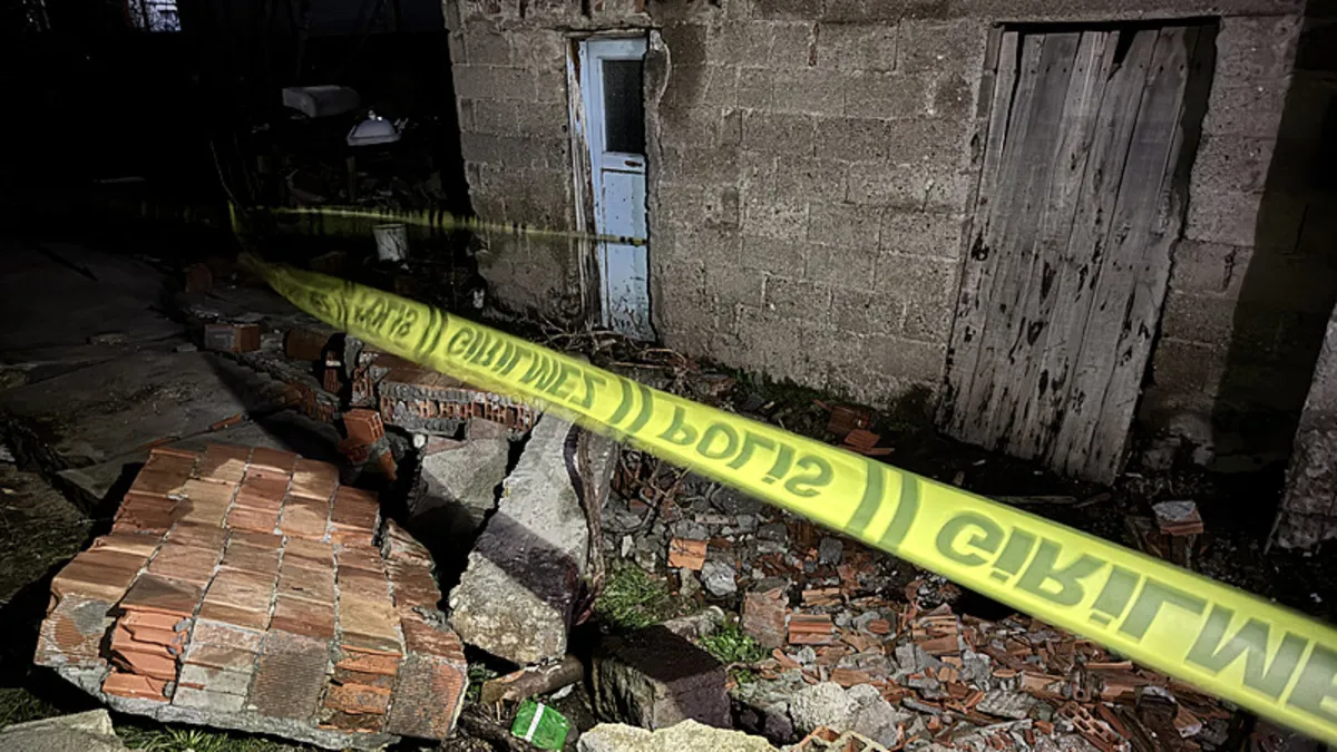 23 yaşındaki gencin acı sonu: Devrilen duvarın altında can verdi! 23 yaşındaki gencin acı sonu: Devrilen duvarın altında can verdi!