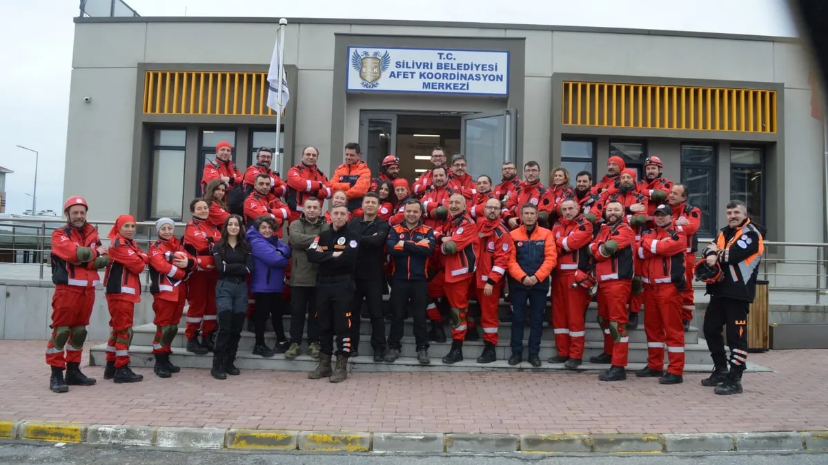 Sınıfın kahramanları artık enkazın da kahramanı Sınıfın kahramanları artık enkazın da kahramanı