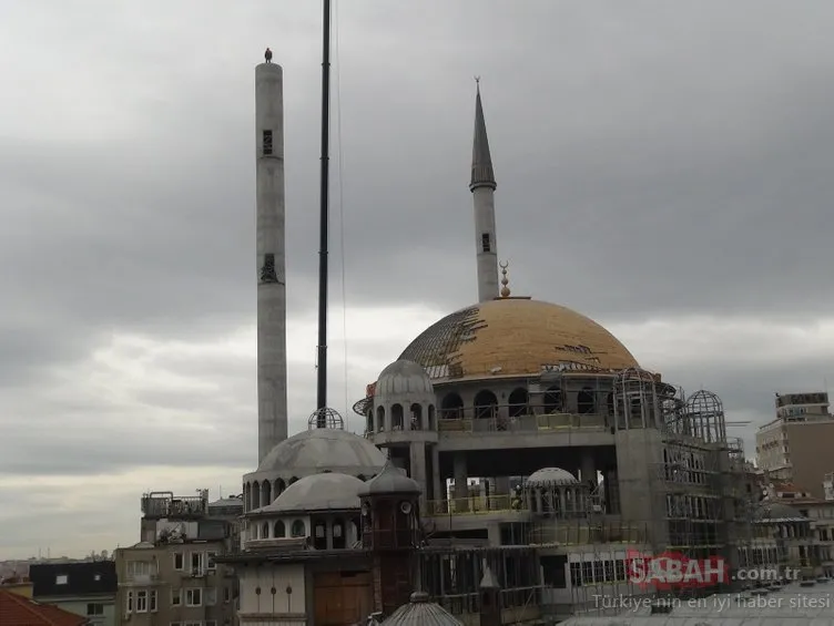 Taksim Camii’nin minarelerinin külahları yerleştirildi