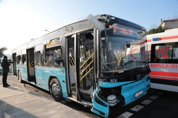 Üsküdar'da otobüs durağa daldı!