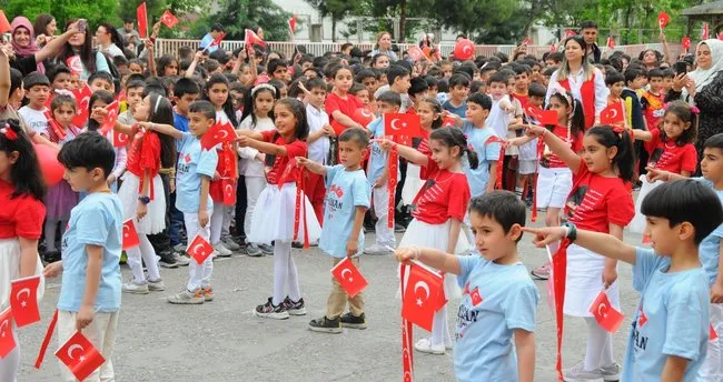 Minik öğrencilerden 23 Nisan gösterisi