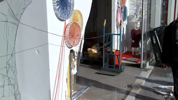 İstanbul- Güngören’de otomobil giyim mağazasına girdi! İşte o anlar!