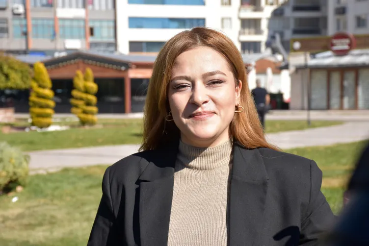 Videoları binlerce kez izlendi: Üniversiteli Azra ile karganın o anları sosyal medyada gündem oldu!
