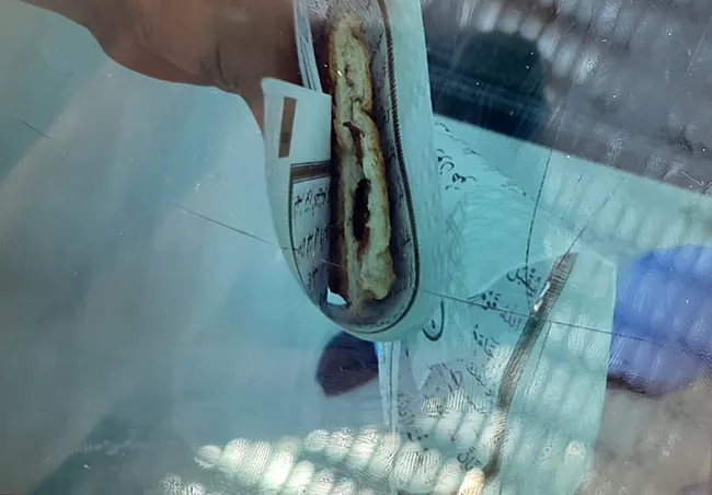 Gaziantep’te skandal: Kantinci Kur’an-ı Kerim sayfalarını tost kağıdı yaptı