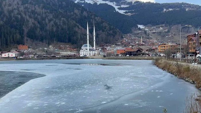 Uzungöl’ün büyük bölümü buz tuttu