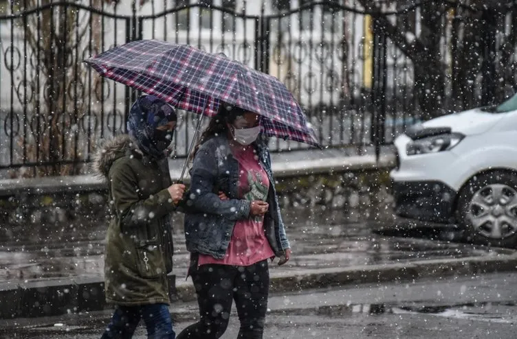 Nisan’da kar sürprizi! Lapa lapa kar yağdı, kent beyaza büründü