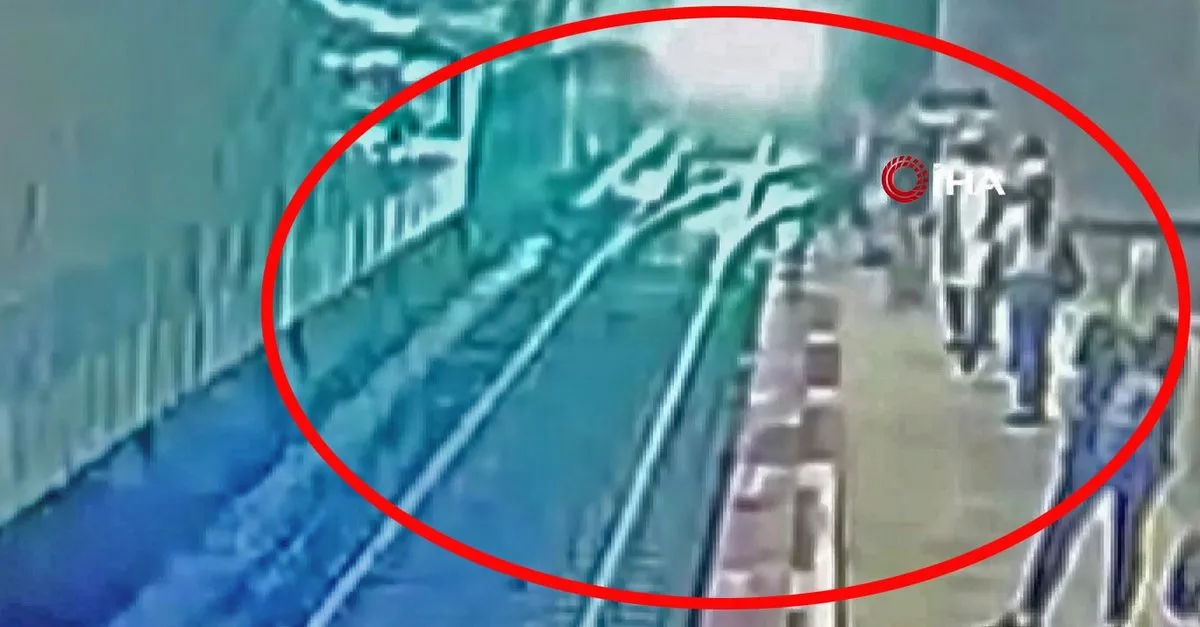 Son Dakika Haberi Istanbul Da Metroda Olum Dehseti Raylara Atlayarak Trenin Onune Yatti Boyle Yatti Video Videosunu Izle Son Dakika Haberleri