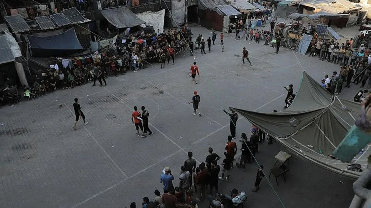 Katil İsrail askerlerinden insanlık dışı hareket! Filistinli genci canlı kalkan yaptılar