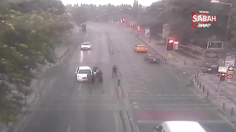 Kaza yapan sürücünün kaçtığı o anlar kamerada