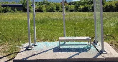 Hainler yine iş başında: Bir durağı daha parçaladılar #kocaeli Hainler yine iş başında: Bir durağı daha parçaladılar #kocaeli