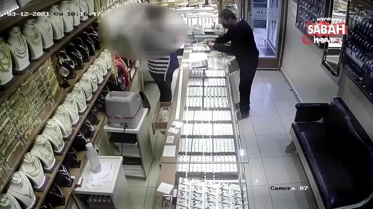 Hırsızı yoldan geçen gencin tekmesi yakalattı! O anlar kamerada... | Video