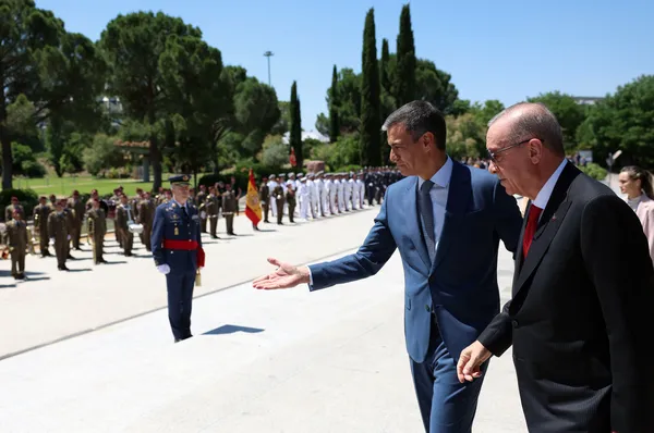 baskan-erdogan-ispanyada-moncloa-sarayinda-resmi-torenle-karsilandi-1718279003304.jpg