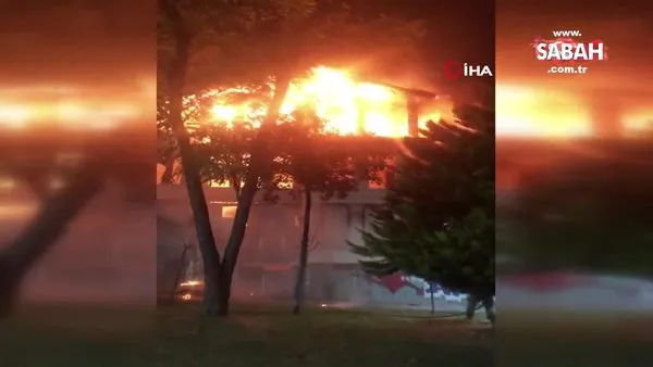 Fatih’te 3 katlı tarihi ahşap bina alev alev yandı | Video