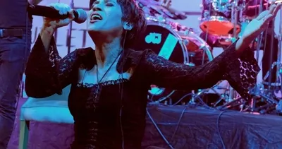 Ünlü şarkıcı Aydilge sahnede Mehmetçik için diz çöküp ağıt yaktı! Barış Pınarı Harekatı’na ünlü isimlerden destek çığ gibi büyüyor!