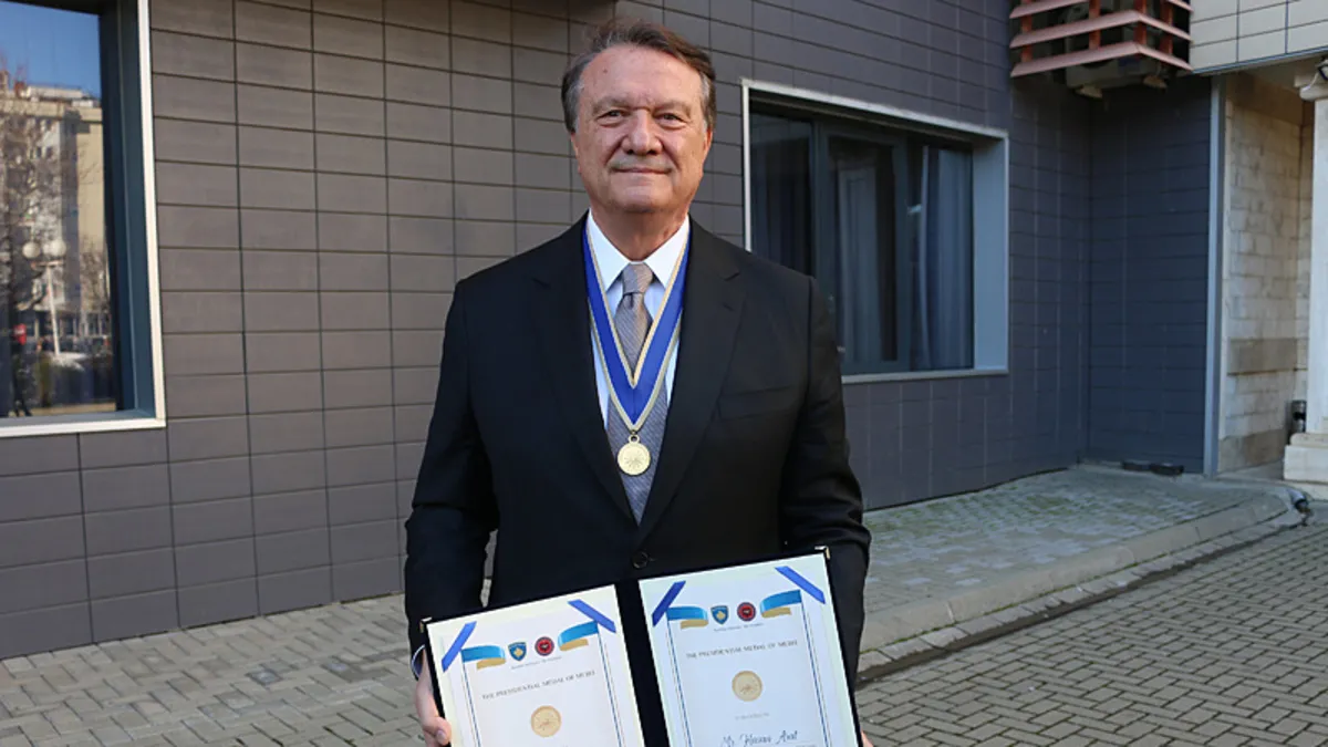 Beşiktaş’ın eski başkanı Hasan Arat’a Kosova’da Onur Nişanı! Beşiktaş’ın eski başkanı Hasan Arat’a Kosova’da Onur Nişanı!