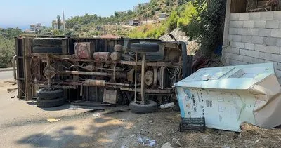 Alanya'da fren boşalan kamyon devrildi #antalya