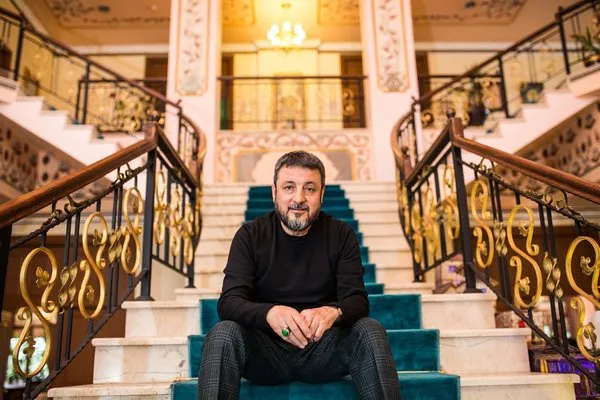 Bu restoranda personel kitap okumak zorunda