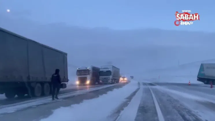 Kontrolden çıkan tırlar yolu trafiğe kapattı