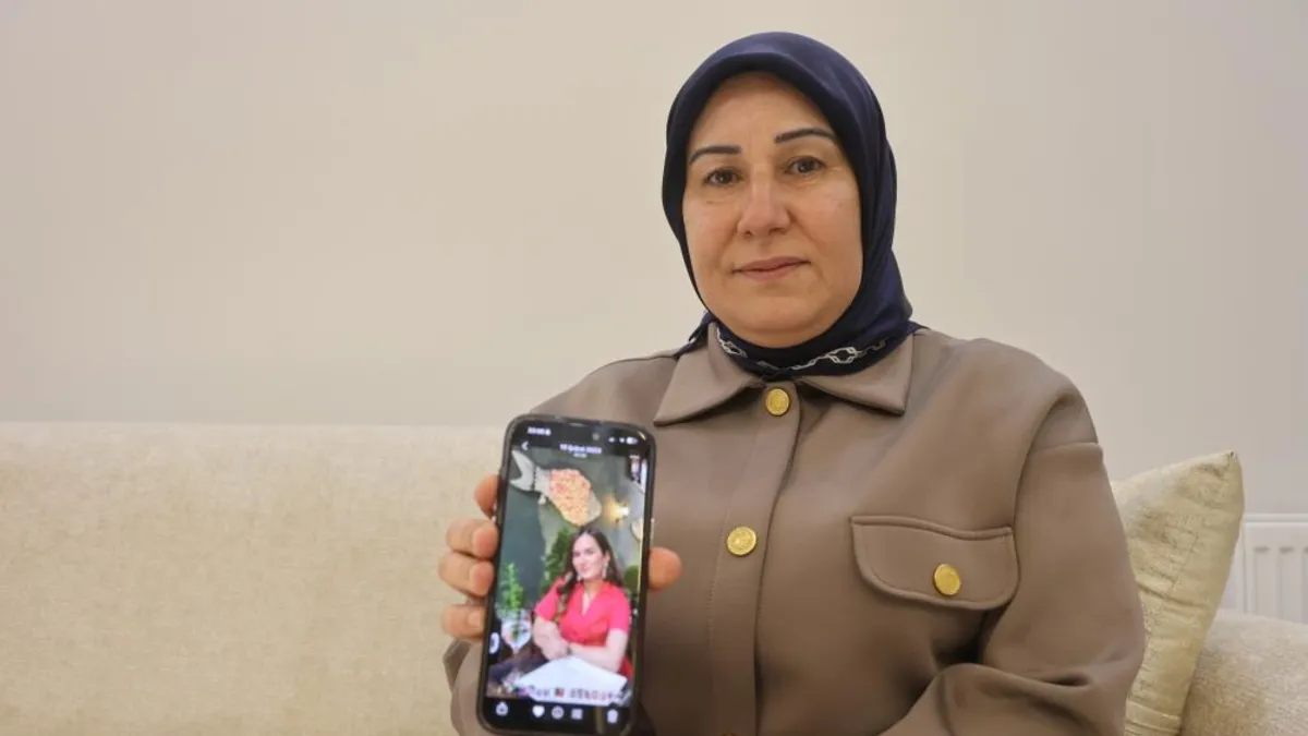 Deprem iki kızını kaybeden acılı anne: Devlet yok diyenler için devletimizin var olduğunu iliklerimize kadar o gün hissettim