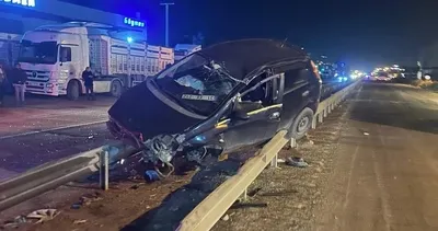 Hatay’da feci kaza! Otomobil yolu ikiye ayıran ortadaki bariyerlerin üzerine çıkarak durdu