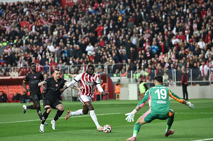canli-super-ligde-samsunspor-galatasaray-maci-kazanirsa-sampiyon-1777742962988.jpeg