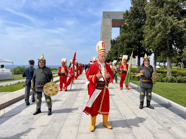110-yillik-sanli-mucadele-sehitler-abidesinde-anildi-canakkale-kara-savaslarinin-110uncu-yildonumunde-duygusal-1745489729942.jpg