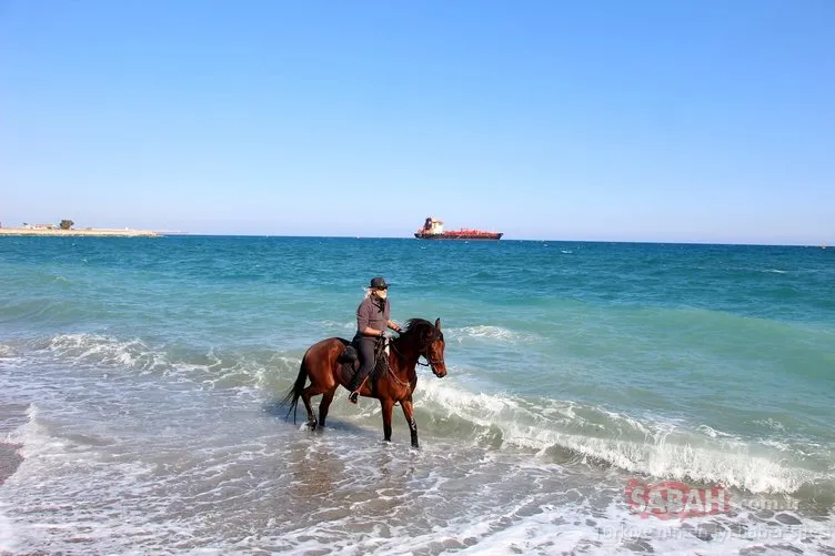 Antalya sokaklarında at koşturuyor! Gören bir daha bakıyor