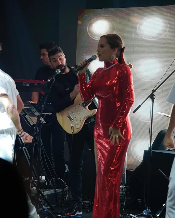 Demet Akalın’ın kırmızı elbisesi sahnenin tozunu attırdı! Pop müziğin kraliçesi alev alev!