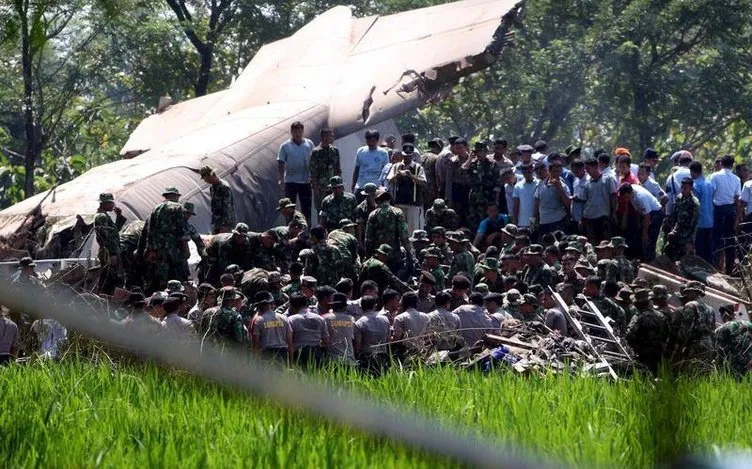 Endonezya’da askeri uçak düştü